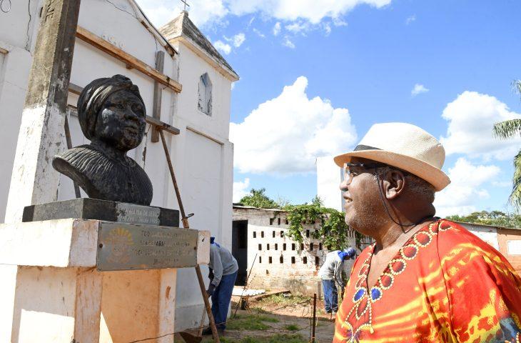 Moradores da Tia Eva se emocionam e comemoram início das obras de restauração na comunidade.