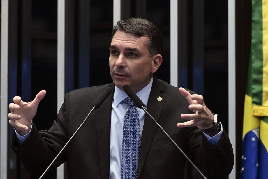 O presidente do PL Valdemar da Costa Neto diz que candidatura de Flávio Bolsonaro ao Planalto é 'viável e irreversível'.