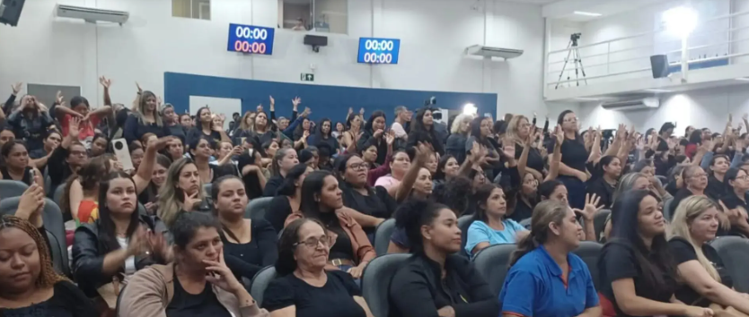 A prefeita Adriane Lopes atende pedido de assistentes e promete concurso da Educação.