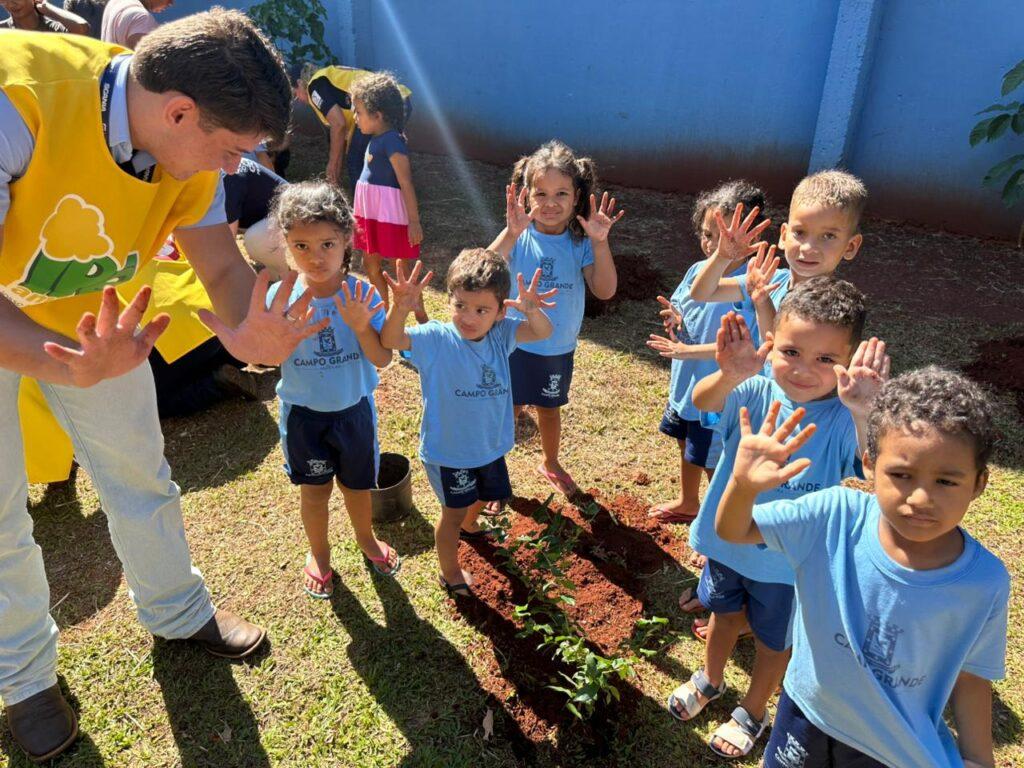Prefeitura promove plantio de 25 mudas em escola da Capital.