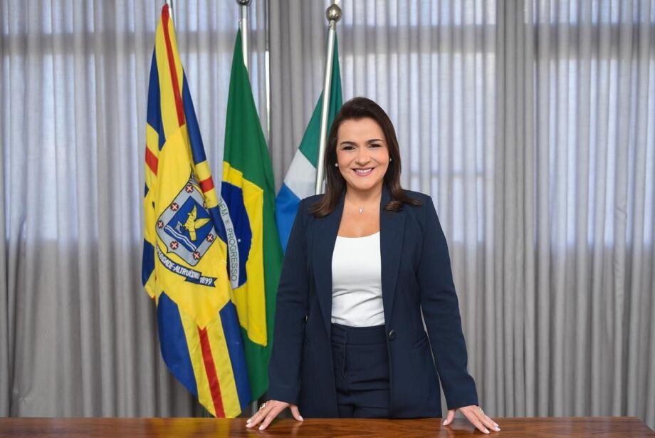 A prefeita Adriane Lopes atende pedido de assistentes e promete concurso da Educação.