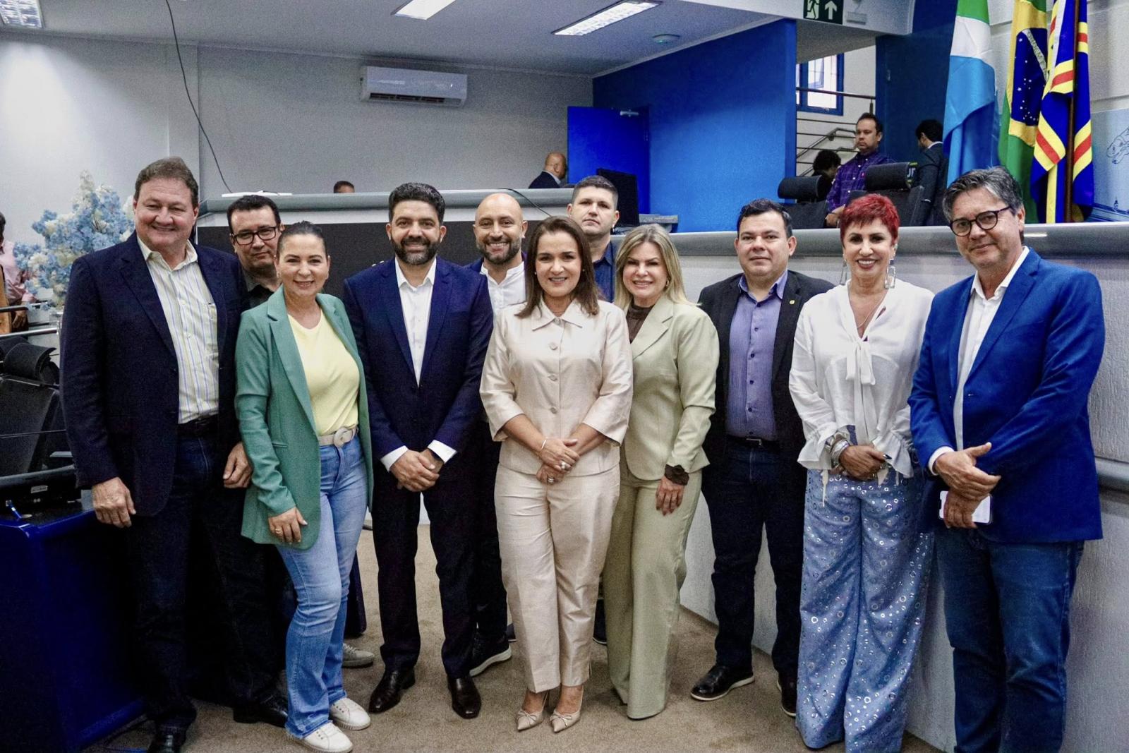 A  prefeita Adriane Lopes pede para vereadores manterem veto sobre projeto que altera taxa de lixo.