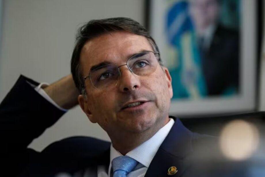 O Senador Flávio Bolsonaro diz que taxa de juros nesse patamar alto se deve à 'gastança do atual governo'.