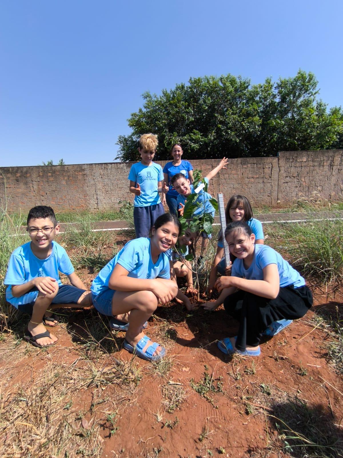 Prefeitura promove plantio de 25 mudas em escola da Capital.
