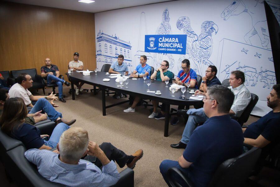 Vereadores recebem secretários do Executivo para debater tapa-buracos, taxa de lixo e IPTU.